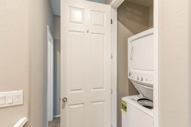 Building Photo - Beautiful Mountains Edge 3 Bedroom Townhome
