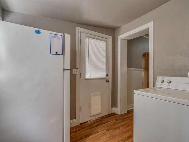 Building Photo - Charming 2 Bed / 1 Bath Home with Detached Garage and Huge Yard