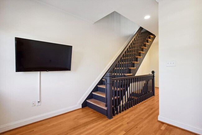 Building Photo - Spiffy 3 Bedroom, 2 Full Bathroom Rowhome just steps from Lincoln Park!!