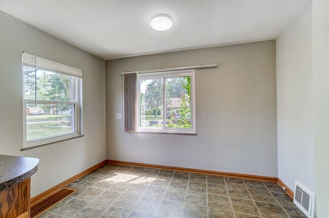 Building Photo - 347 Darrow Ave