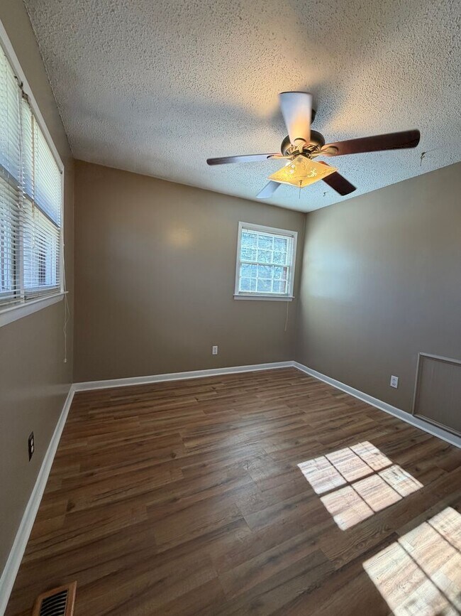 Building Photo - 1,640 Sq Ft | 4 Bed | 2 Bath