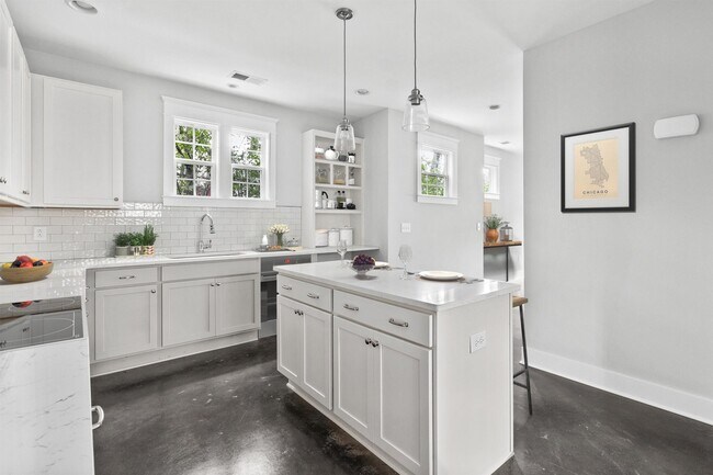 Building Photo - 308 Duke St