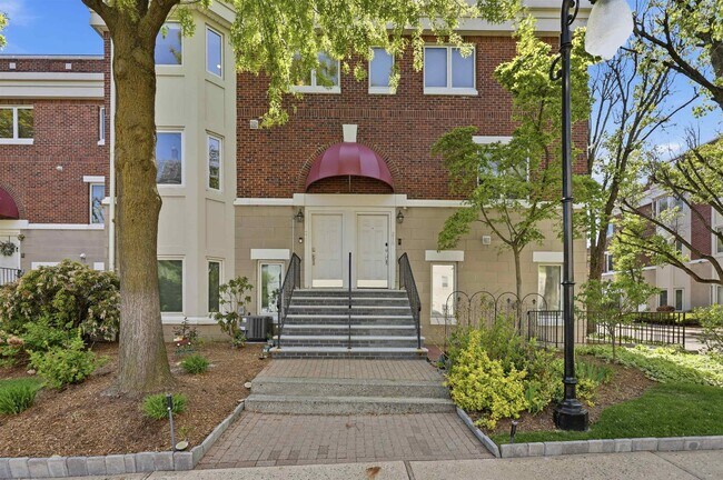 Building Photo - 215 St Michaels Walk