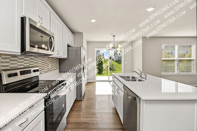 Building Photo - 2578 SE Morningdew Dr