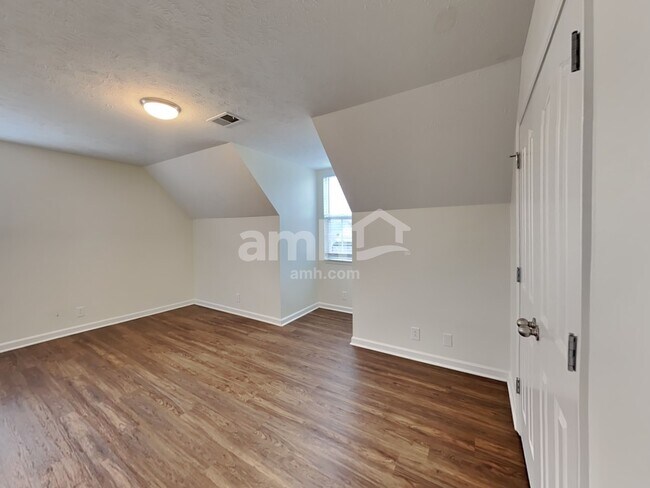 Building Photo - 1128 Eastwoods Dr