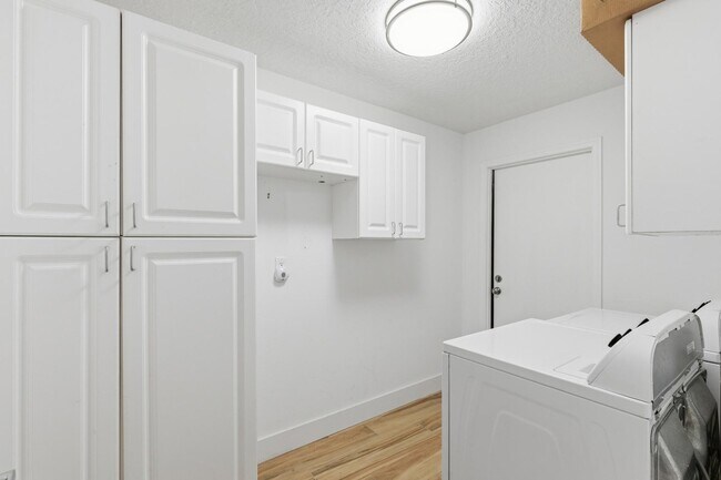 Building Photo - 2700 Yarmouth Dr