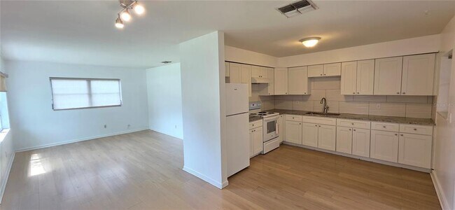 Building Photo - 410 S Oakwood Ave