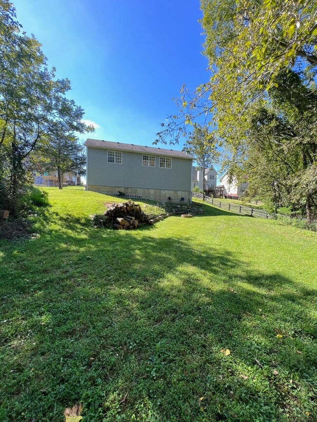 Building Photo - 212 Lakeside Dr