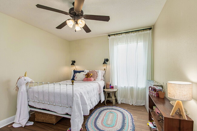 Building Photo - 5 Bed House convenient to Navarre and Hurl...