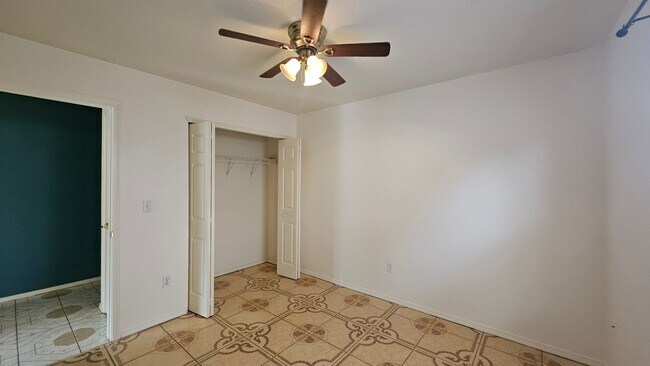 Building Photo - 3 bed 2 bath