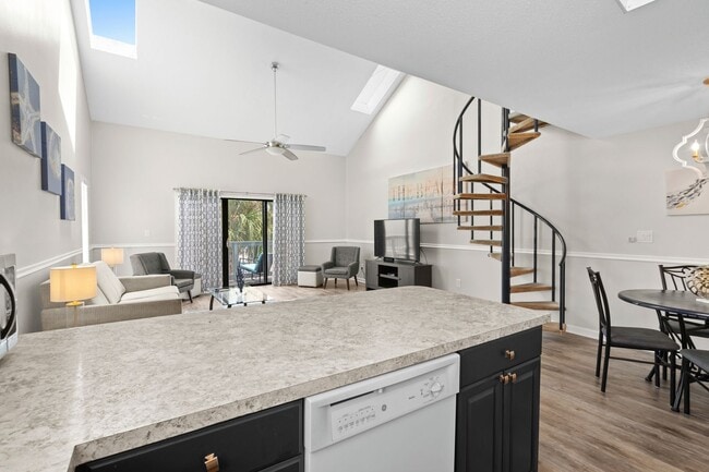 Building Photo - Fully Furnished - Seasonal or Long Term Op...