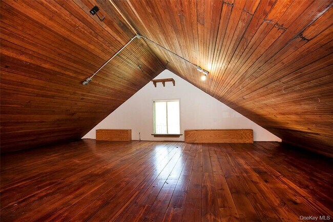 Building Photo - 568 W 261st St