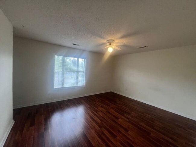 Building Photo - Breezewood Condo, 2 Brd/2bath, center of W...