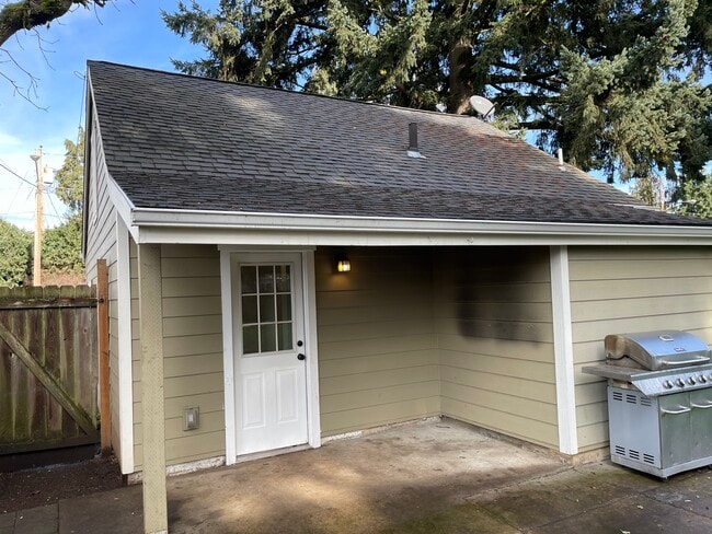 Building Photo - 220 Ruby Ave