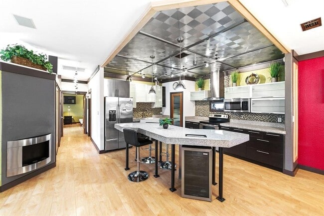 Building Photo - 1301 S 1st St