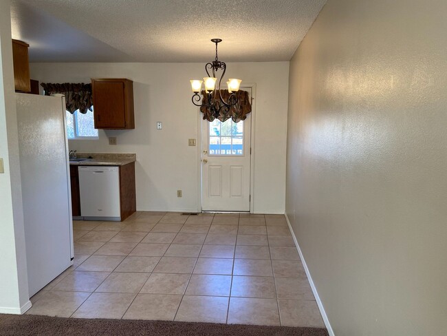 Building Photo - Cute Bi-Level 3 Bed/2 Bath Home in Fountain!