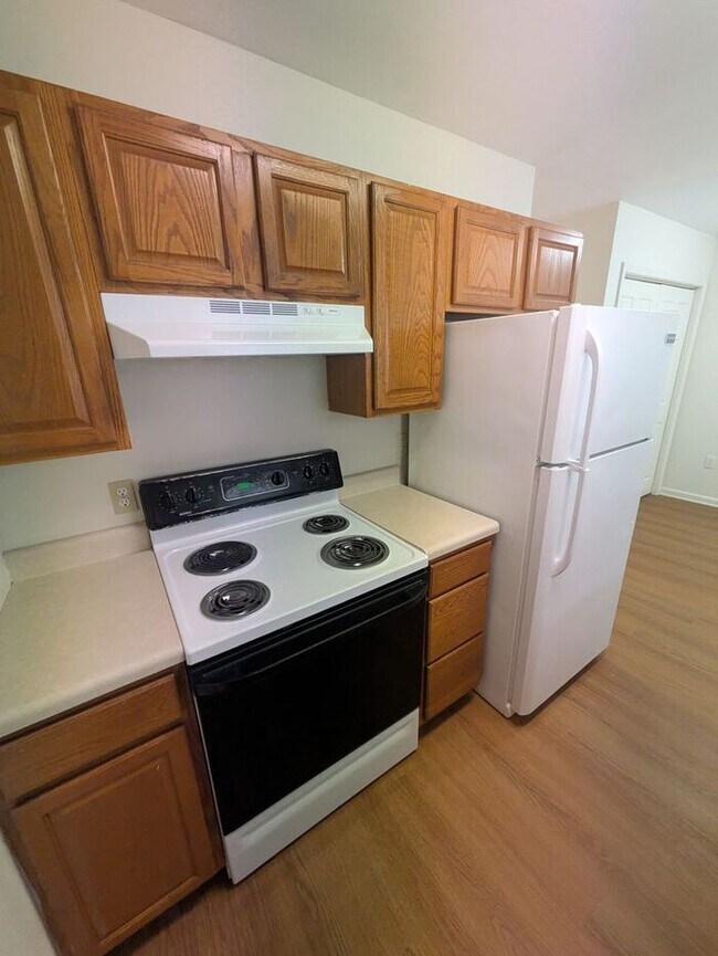 Building Photo - 2BD/1.5BA Townhome in Strawberry Patch Complex of Hickory