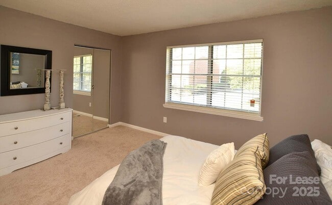 Building Photo - 8843 Hunter Ridge Dr