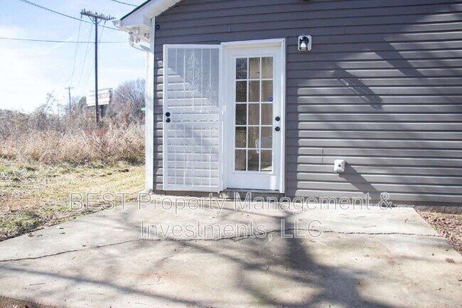 Building Photo - 3225 Lasalle St