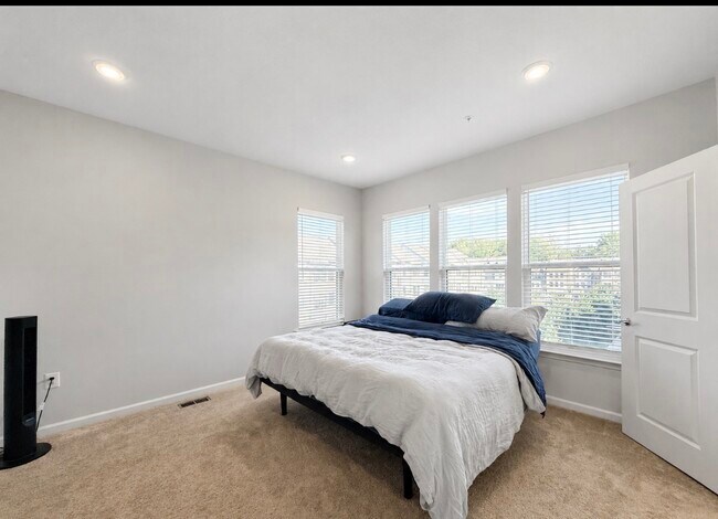 Building Photo - 3491 Cormorant Dr