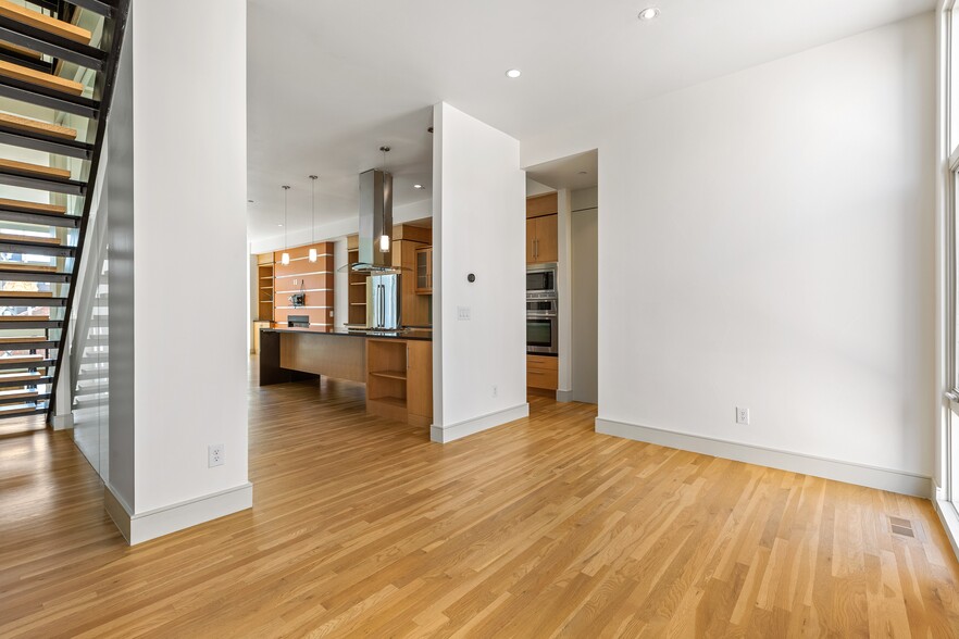 dining area - 2516 N Washington St