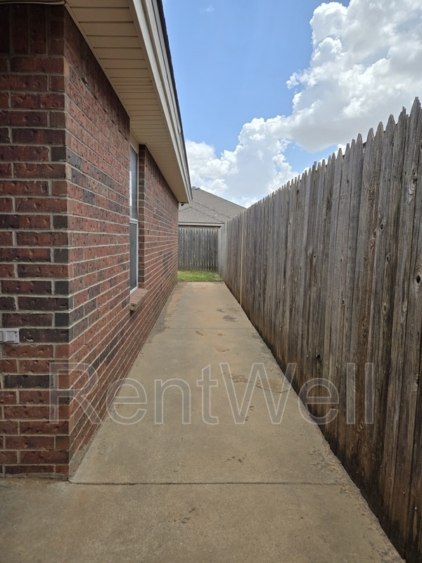 Building Photo - 612 N Englewood Ave