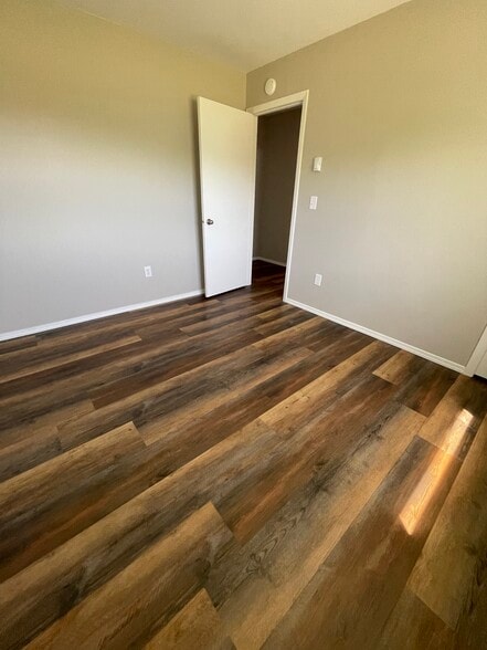 Building Photo - 2555 Valley Dr