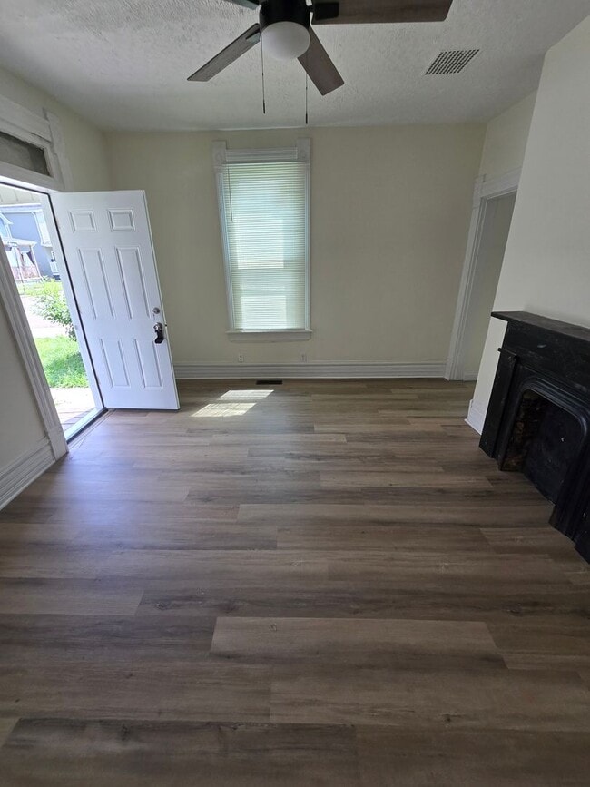 Building Photo - 2 BEDROOM SINGLE FAMILY HOME