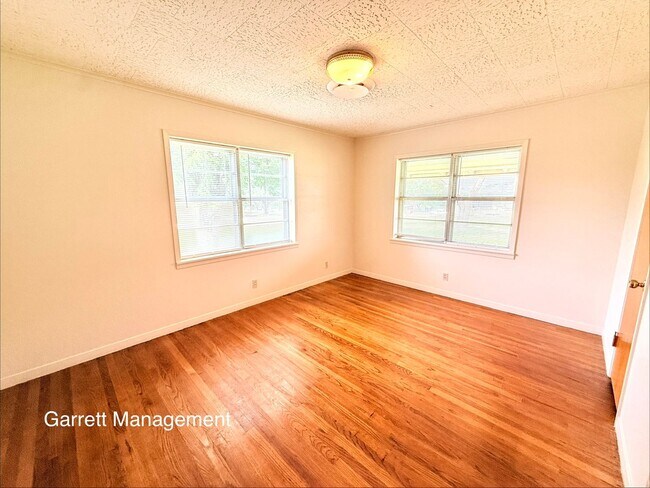 Building Photo - 1074 US-281