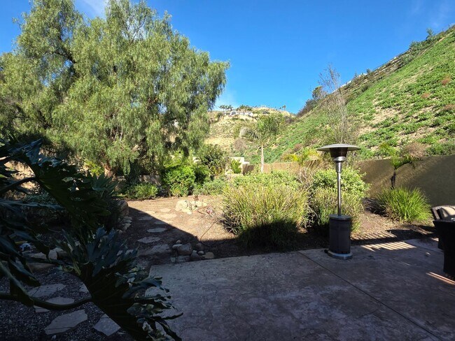 Building Photo - Very nice custom Camarillo 4+4 family home in great private location!