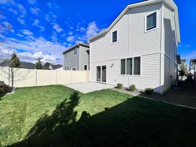Building Photo - Beautiful Home in Meridian! Solar Power and Landscaping included.