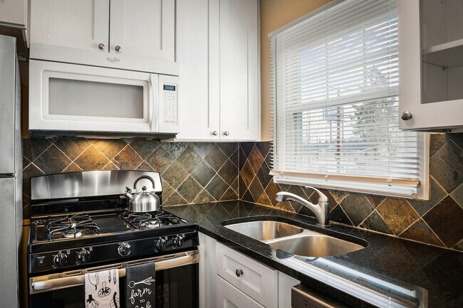 Building Photo - Updated 3-Bedroom, 2-Bath Home in the Hear...