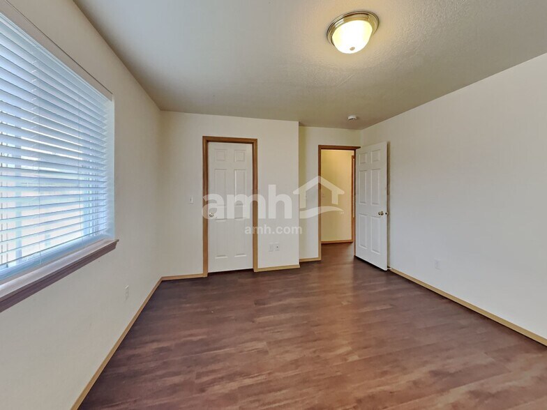 Building Photo - 720 W Tern Dr