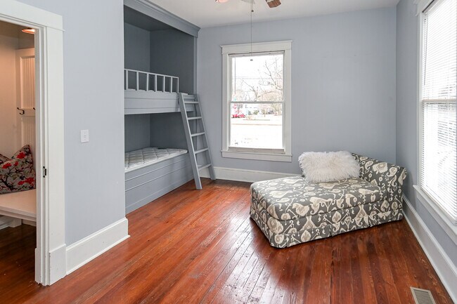 Building Photo - 602 Oak St NE