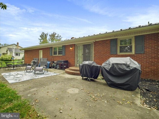 Building Photo - 560 Meadowview Cir