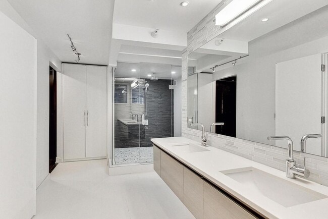 Building Photo - 2 E Erie St