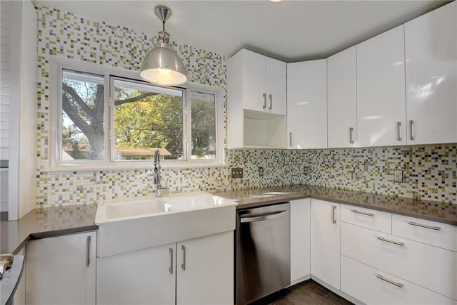 Building Photo - 3005 White Rock Dr