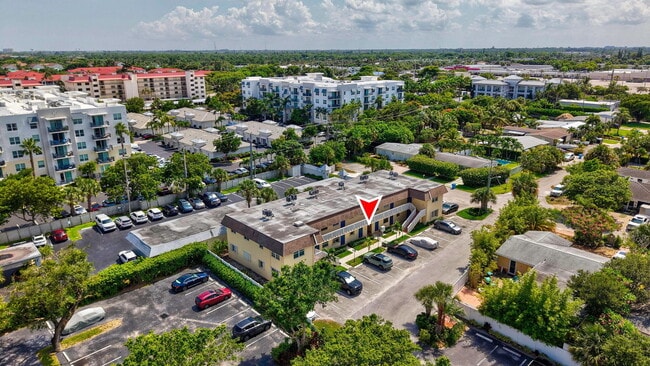 Building Photo - 1204 S Lake Dr