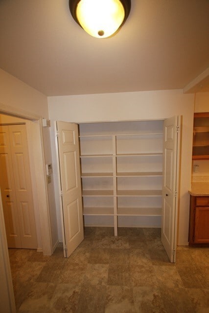 Building Photo - Large 3 Bedroom Updated Townhouse w/ Fence...