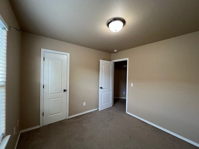 Building Photo - 210 Willow Dr