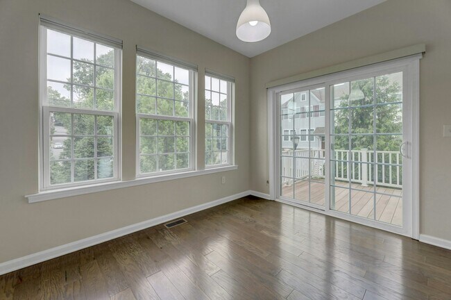 Building Photo - 704 Cottonwood Ct