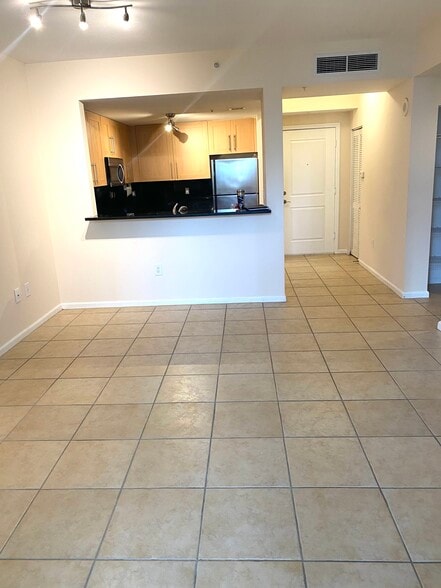 Den - 511 SE 5th Ave