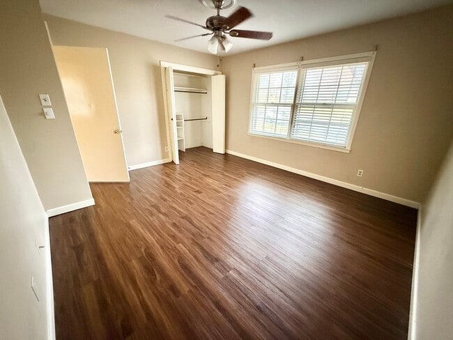 Building Photo - 3-bed/2-bath with two living spaces!