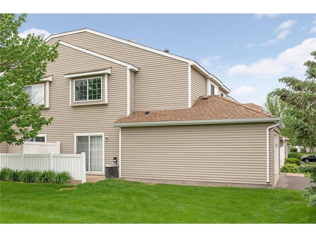 Building Photo - 15921 Finch Ln