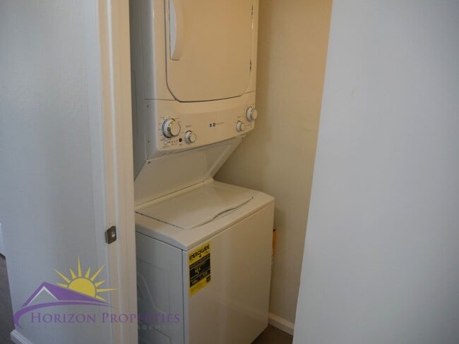 Building Photo - 3 Bed 2.5 Bath 1,380 sqft Townhome in Carm...