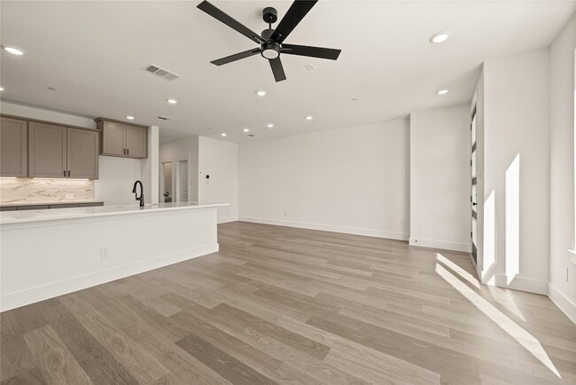 Building Photo - 9609 Dahlia Blvd