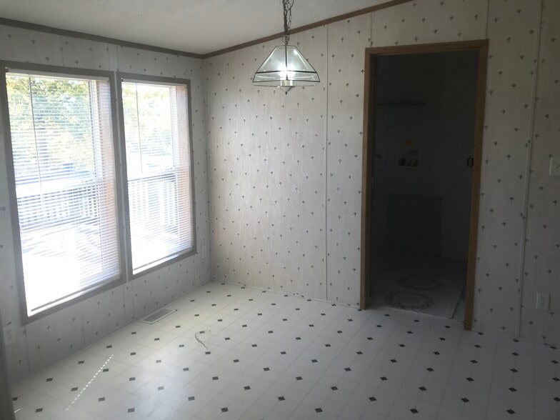 Building Photo - 2216 N Garnet Ave