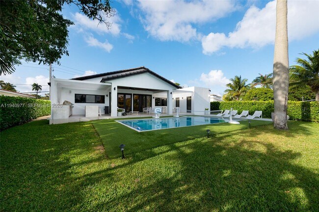 Building Photo - 2560 NE 199th St