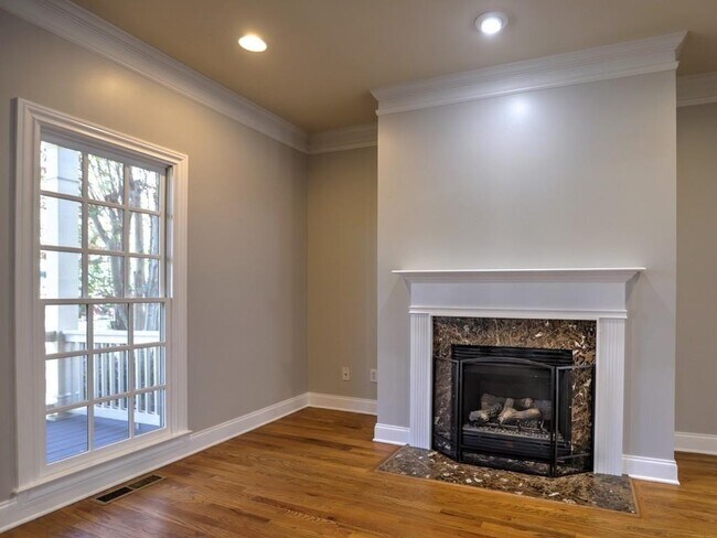 Building Photo - 975 Odessa Dr