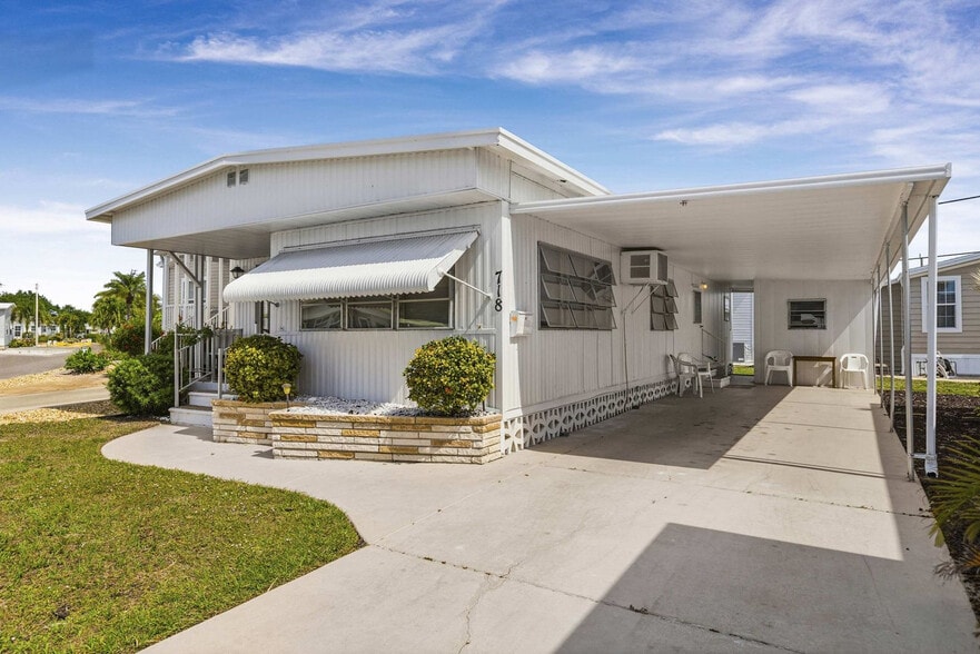 Building Photo - 718 S Green Cir